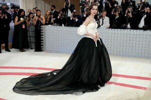 lily-collins-met-gala-2023-16.jpg