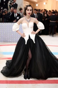 lily-collins-met-gala-2023-8.jpg