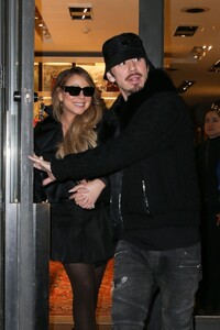 mariah-carey-shopping-at-prada-and-louis-vuitton-stores-in-aspen-12-23-2022-8.thumb.jpg.3808857c1a5793aa0e5e3c4005b25f24.jpg