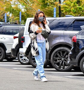mila-kunis-out-for-smoothie-in-los-angeles-05-08-2023-0.jpg