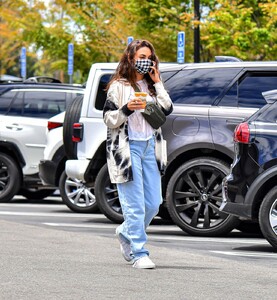mila-kunis-out-for-smoothie-in-los-angeles-05-08-2023-3.jpg