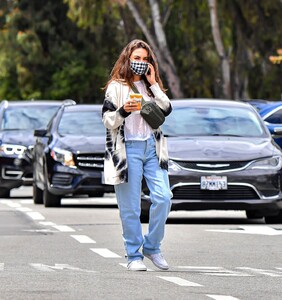 mila-kunis-out-for-smoothie-in-los-angeles-05-08-2023-4.jpg