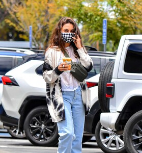 mila-kunis-out-for-smoothie-in-los-angeles-05-08-2023-6.jpg