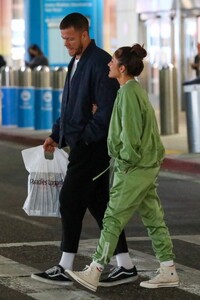 minka-kelly-and-dan-reynolds-at-lax-airport-in-los-angeles-02-18-2023-0.thumb.jpg.80037f07a8f484e55955e34071be105a.jpg