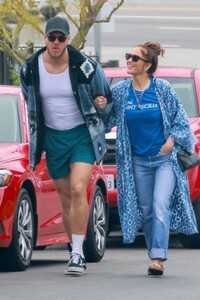 minka-kelly-and-dan-reynolds-out-for-breakfast-05-16-2023-4.jpg