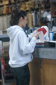 minka-kelly-out-shopping-at-fabrics-for-the-home-in-los-angeles-01-03-2023-2.jpg