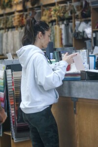 minka-kelly-out-shopping-at-fabrics-for-the-home-in-los-angeles-01-03-2023-6.jpg