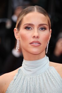 pregnant-claire-holt-at-killers-of-the-flower-moon-premiere-at-76th-annual-cannes-film-festival-05-20-2023-6.jpg
