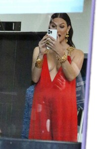 pregnant-karlie-kloss-at-2023-future-of-fashion-celebration-and-honors-in-new-york-05-10-2023-3.jpg