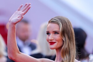 rosie-huntington-whiteley-asteroid-city-red-carpet-at-cannes-film-festival-05-23-2023-1.thumb.jpg.02506eeeaaf1e0412149dd222741ea0c.jpg