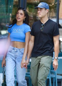 sistine-stallone-out-shopping-with-her-boyfriend-in-new-york-06-19-2022-6.jpg