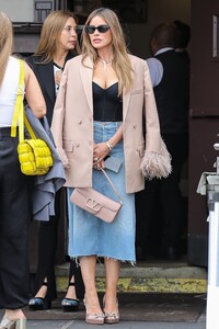 sofia-vergara-out-for-lunch-with-friends-at-il-pastaio-in-beverly-hills-05-23-2023-6.jpg