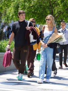 sophia-and-sistine-stallone-celebrates-their-sister-scarlet-s-21st-birthday-with-a-picnic-in-the-park-in-new-york-5-25-2023-6.jpg