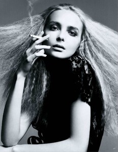 vogue-germany-april-2012-hairy-tales_(10).thumb.jpg.bc4408bfc877ce2588c5bbc392a0cad9.jpg