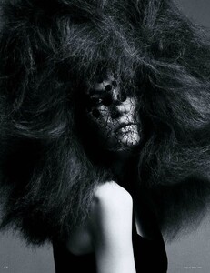 vogue-germany-april-2012-hairy-tales_(11).thumb.jpg.d09e09f19d0ee8601c8c14862e4790a4.jpg