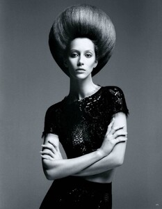 vogue-germany-april-2012-hairy-tales_(4).thumb.jpg.5375c491ef559e9d9ee73d507ad94a61.jpg