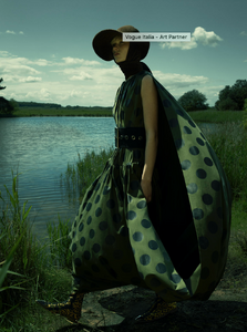 vogue-italia-09-2019_by_mert-marcus11.thumb.png.42c032cced15b5eaaa9646247316c287.png