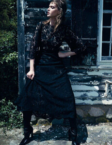 vogue-italia-october-2013_lose-in-the-country_(8).thumb.jpg.e2612ec69e615f2bd4c876db572c2b71.jpg