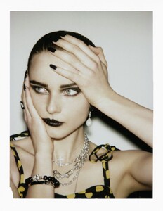 vogue-nl-04-2018_by_carlijn-jacobs_(7).thumb.jpg.e6c6384c49997b842c77de8b6b9a7522.jpg