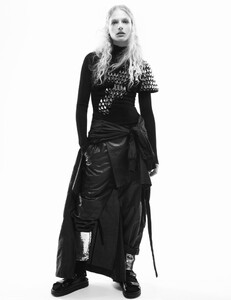 vogue-paris-february-2016_by-amy-troost_(10).thumb.jpg.fa34528445ef2ecceb257627dc9166a2.jpg