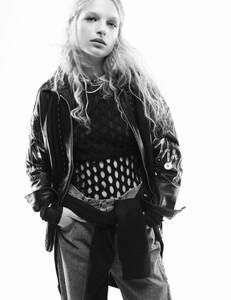 vogue-paris-february-2016_by-amy-troost_(5).thumb.jpg.3f24c1991aac496c979f0683fc758abe.jpg