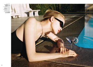 vogue-russia-07-2019_stella_by_carlijn-jacobs6.thumb.jpg.6fee17ad72049be641dafecf2ee15726.jpg