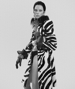 vogue-uk-11-2021_kristen_by_mert-marcus2.thumb.jpg.6113b42209faa4ba1f4573a933effacb.jpg