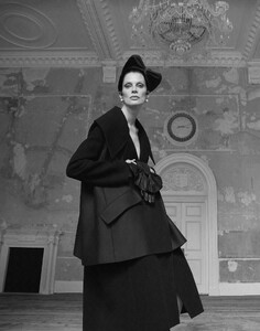 vogue-uk-11-2021_kristen_by_mert-marcus9.thumb.jpg.3d316e5ffa833ee3e9dec6f29fd02d36.jpg