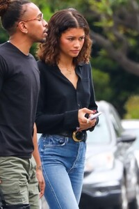 zendaya-and-tom-holland-out-for-lunch-in-los-angeles-05-25-2023-6.jpg