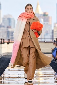 00001-cos-fall-2022-ready-to-wear-credit-brand.thumb.jpg.16d412ebc01f0e5abc71c6368d139bf6.jpg