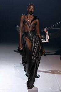 00001-mugler-fall-2022-ready-to-wear-credit-gorunway.thumb.jpg.9838b0145ccaab2392df8fa44bbe0bcb.jpg
