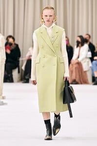 00003-jil-sander-fall-2022-ready-to-wear-milan-credit-alessandro-lucioni-gorunway.thumb.jpg.e7f57d52af0368c5dc2d95c1d439bc8b.jpg