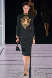 00007-moschino-fall-2022-ready-to-wear-milan-credit-alessandro-lucioni-gorunway.thumb.jpg.bd4132f5db709b007a8026448d569e43.jpg