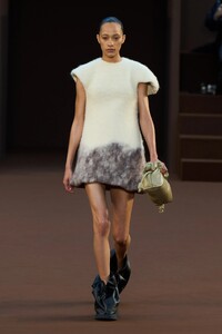00009-loewe-fall-2022-ready-to-wear-paris-credit-filippo-fior-gorunway.thumb.jpg.d8a47914ce8d51a1c532adc775580e1e.jpg