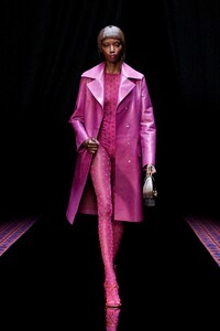 00010-lanvin-fall-22-ready-to-wear-paris-credit-brand.thumb.jpg.6d3fd49eebcc9dbeb4af0cf8996506b5.jpg