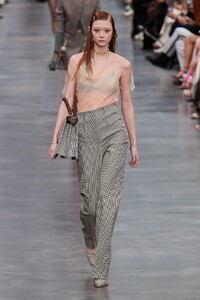 00017-fendi-fall-2022-ready-to-wear-credit-gorunway.thumb.jpg.3181efff058456c2cbf838e3977037dd.jpg
