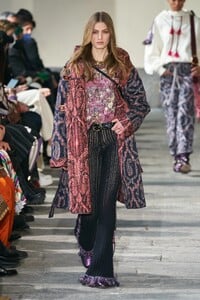 00018-etro-fall-22-ready-to-wear-milan-credit-gorunway.thumb.jpg.0c8a9bc3ed157cece3c64adf1bdac07d.jpg