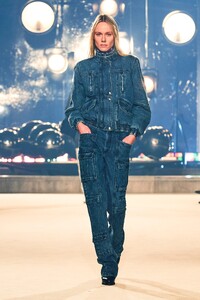 00018-isabel-marant-fall-2022-ready-to-wear-paris-credit-gorunway.thumb.jpg.e19d2c59aa6b2588be61da4a74d9b465.jpg