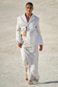 00020-jacquemus-fall-2022-ready-to-wear-credit-gorunway.thumb.jpg.c4d5b3b54a7a55c551a397823ca6f3da.jpg