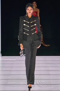 00021-moschino-fall-2022-ready-to-wear-milan-credit-alessandro-lucioni-gorunway.thumb.jpg.ea6690b7322f626e9fa5817b8c37633c.jpg