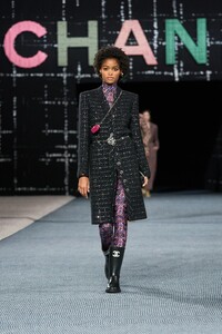 00022-chanel-fall-2022-ready-to-wear-paris-credit-gorunway.thumb.jpg.c04d7685dc0c73da29b8e75a1ca5cf29.jpg