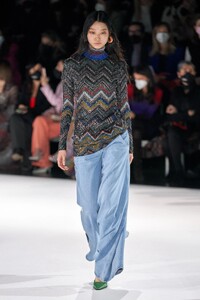 00026-missoni-fall-2022-ready-to-wear-credit-gorunway.thumb.jpg.5dd1bcc914797f8df5bbc7ef1cd2e8e1.jpg