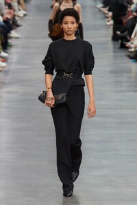 00036-fendi-fall-2022-ready-to-wear-credit-gorunway.thumb.jpg.38e7e12a95eba0fba3a16381320ce9b9.jpg