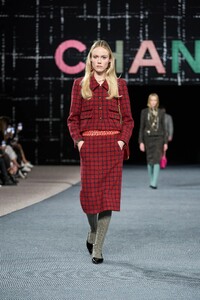 00038-chanel-fall-2022-ready-to-wear-paris-credit-gorunway.thumb.jpg.0b6f65126b339a6ba210edead0f6234d.jpg