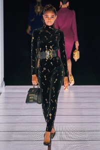 00041-moschino-fall-2022-ready-to-wear-milan-credit-alessandro-lucioni-gorunway.thumb.jpg.89c391195d5711c2c687acdbb9cebf33.jpg