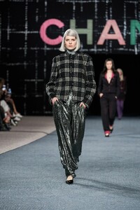 00044-chanel-fall-2022-ready-to-wear-paris-credit-gorunway.thumb.jpg.f7ebade45d9476ce996ab053e0ada0dc.jpg