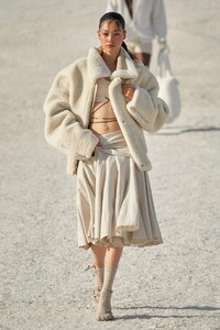 00046-jacquemus-fall-2022-ready-to-wear-credit-gorunway.thumb.jpg.a803ef4a7a8b6166af1235948afc9d56.jpg