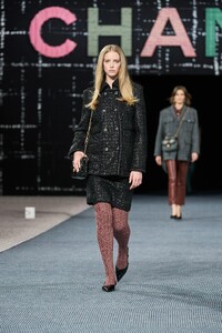 00049-chanel-fall-2022-ready-to-wear-paris-credit-gorunway.thumb.jpg.1e804270ad19a047ebd91c98d1b2d747.jpg