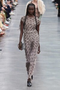 00050-fendi-fall-2022-ready-to-wear-credit-gorunway.thumb.jpg.94cae8e7ff87d09c5a8ba7e01057b2b0.jpg