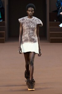 00054-loewe-fall-2022-ready-to-wear-paris-credit-filippo-fior-gorunway.thumb.jpg.fad2074de7d95d8e66d87771c1b785ec.jpg